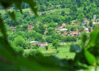 بافت روستای ازنی سنگ فرش می شود