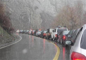 جاده‌های مازندرانی بارانی، لغزنده و مه آلود / رانندگان با احتیاط برانند