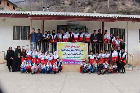 حضور کاروان یلدای مهربانی با همکارای هلال احمر استان مازندران و شهرستان ساری در دبستان  باباکلا چهاردانگه