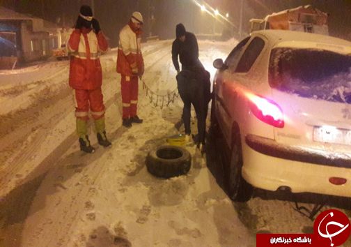 امدادرسانی به ۱۸۵ خودروی گرفتار در برف در جاده ساری به سمنان +تصاویر