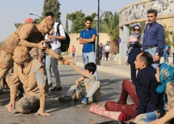 اجرای بداهه “گل رو” به سرپرستی هنرمند چهاردانگه ای در مسیر سیل شیراز