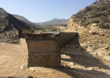 مشکل دسترسی کوهنوردان به قله علم کوه با ساخت پل موقت حل شد