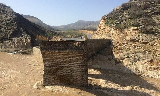 مشکل دسترسی کوهنوردان به قله علم کوه با ساخت پل موقت حل شد