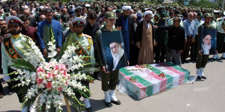 پیکر 2 شهید گمنام در پادگان ادیبی مرزن اباد به خاک سپرده شد