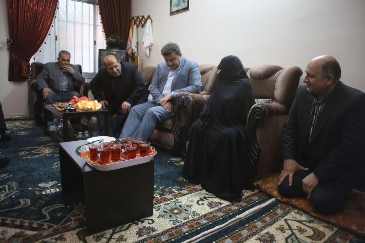 استاندار مازندران به دیدار خانواده شهدای هفت تیر رفت