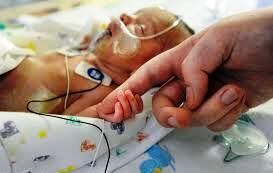والدین نوزاد چالوسی: فرزندمان به خاطر سهل‌انگاری کادر پزشکی آسیب دید