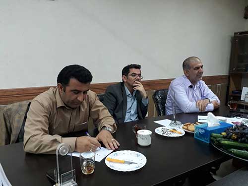 همه چیز آماده‌ی اجرای نمایش است!
