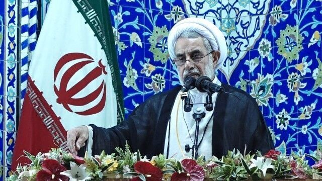امام جمعه موقت ساری: پیوند امت با ولایت همواره موجب آرامش جامعه است