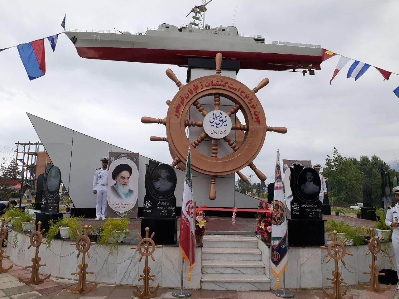 پرده‌برداری از ماکت ناوشکن سهند نیروی دریایی ارتش در نوشهر