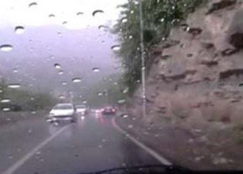 ترافیک عادی و روان در جاده‌های لغزنده مازندران/مه غلیظ در جاده کیاسر