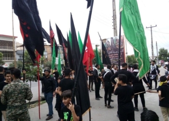 استقبال قائمشهری‌ها از مراسم بیرق‌کشان در هفتمین روز از ماه محرم
