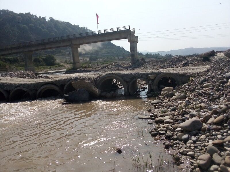 گیرکردن پل منگل سوادکوه در سیل بهاری