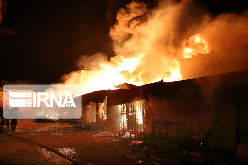 آتش شبانه چهار مغازه و دو خودرو را در نوشهر سوزاند