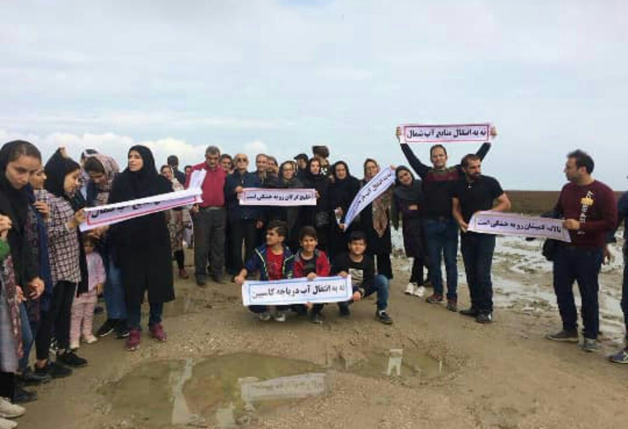 زنجیره انسانی شهروندان مازندرانی و گلستانی در مخالفت با انتقال آب خزر