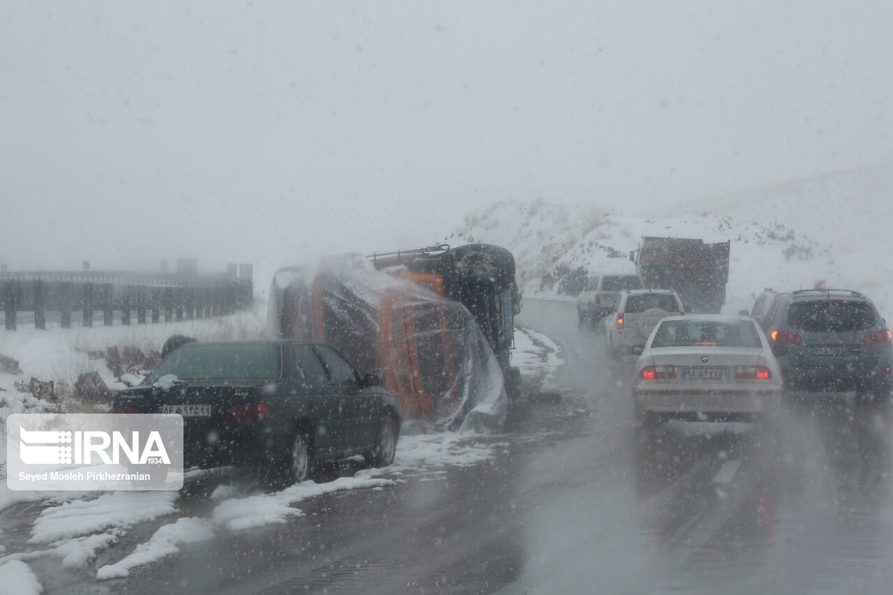 بارش برف، ترافیک در جاده‌های مازندران را پُرحجم کرد