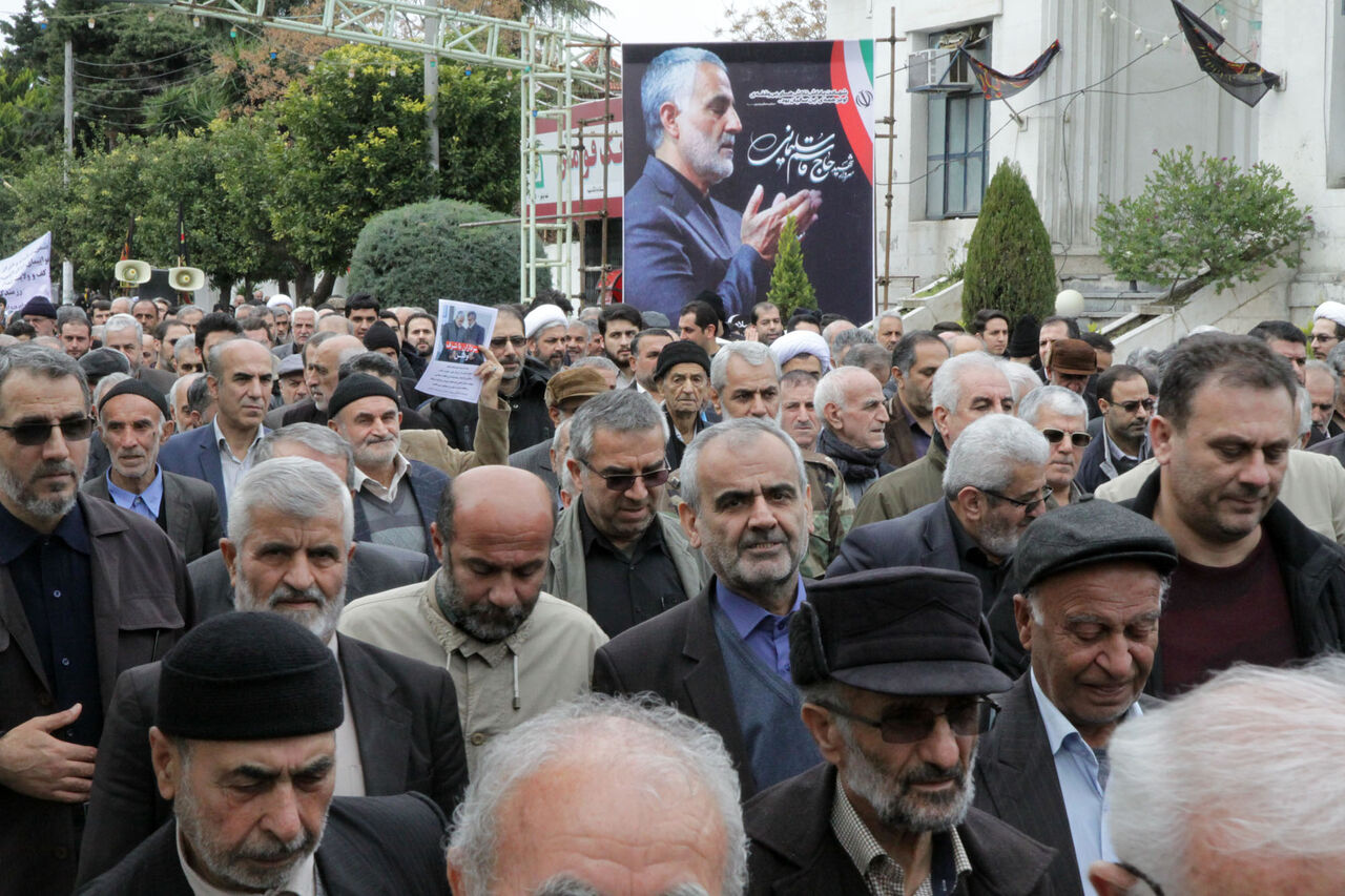 نمازگزاران جمعه مازندران در حمایت از نظام راهپیمایی کردند