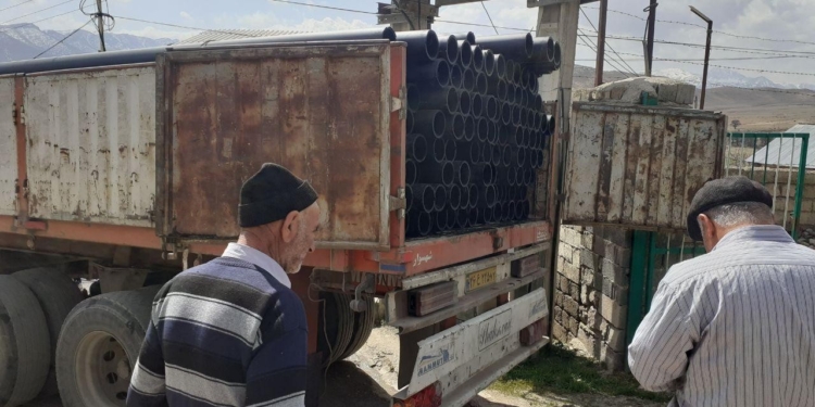 ارسال اولین محموله لوله های انتقال آب کشاورزی به روستای اروست