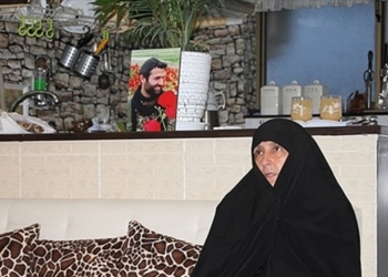 شیرزنی که مردانه می‌جنگد/ از بدرقه فرزند در جبهه مقاومت، تا مقابله با کرونا + فیلم و تصاویر