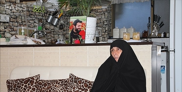 شیرزنی که مردانه می‌جنگد/ از بدرقه فرزند در جبهه مقاومت، تا مقابله با کرونا + فیلم و تصاویر