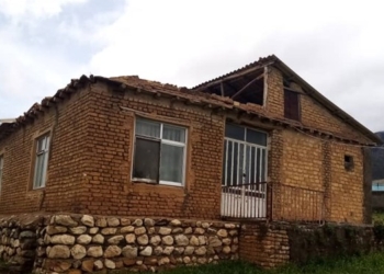 بررسی خسارتهای طوفان در چهاردانگه/ از شکسته شدن تیر برق تا تخریب سقف چند خانه