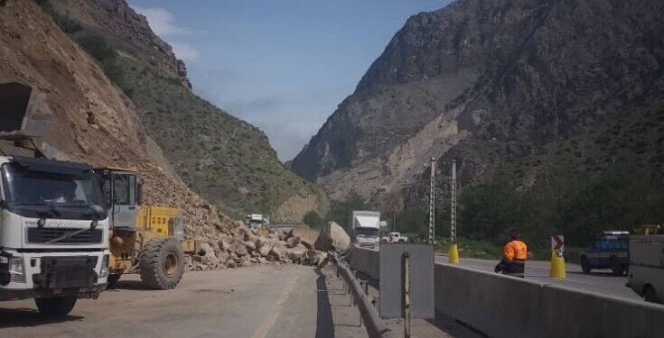 ریزش ۵۰۰۰ مترمکعب سنگ در محور سوادکوه