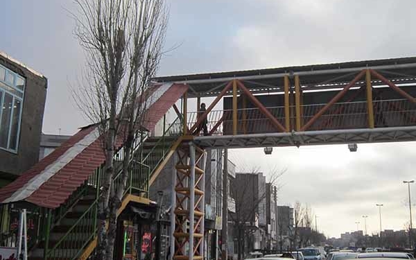 ۲۵۱ دستگاه پل عابر پیاده در راههای استان احداث شده است