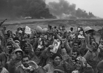 مردم را با شیوه های هنری فاخر جذب فرهنگ دفاع مقدس کنیم