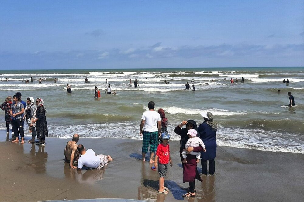 انبوه مسافران در ساحل مازندران