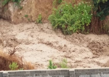 رانش زمین در بستر رودخانه روستای پاسند/ مسؤولان پای کار بیایند+ عکس و فیلم