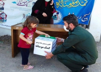 خردسال‌ترین کمک‌کننده مؤمنانه در مازندران به کمک نیازمندان شتافت + عکس