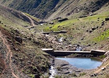 منطقه کوهستانی روستای ناتِر  شهر مرزن آباد/ جمع آوری گوسفندان در کنار رودخانه