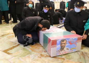 بوسه عشق محمد بر پیکر پدر شهیدش/ پایان چشم انتظاری پسری که جای پدر بود!