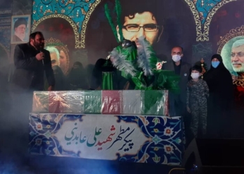 دمام زنی در آیین وداع با شهید «علی عابدینی»