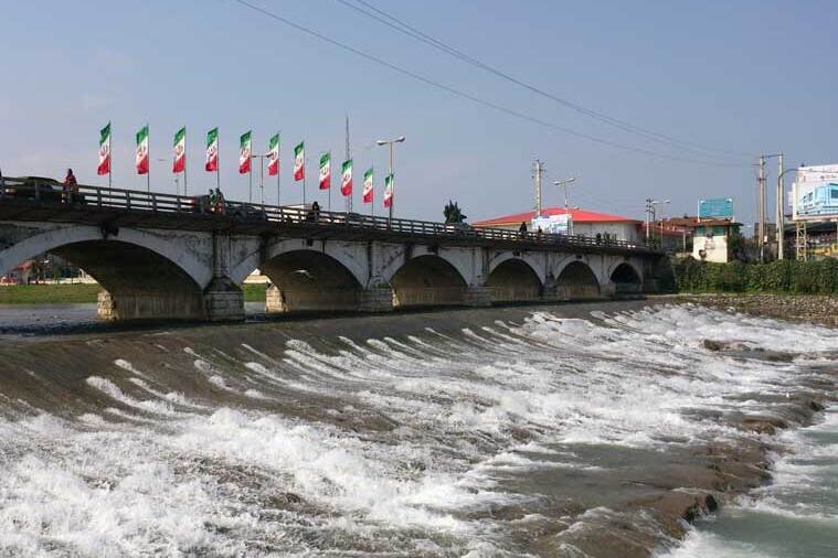 عده ای درپی تبدیل پل تاریخی چشمه کیله به پیاده رو هستند