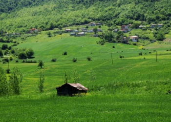 معرفی روستای سنگ‌چشمه چهاردانگه