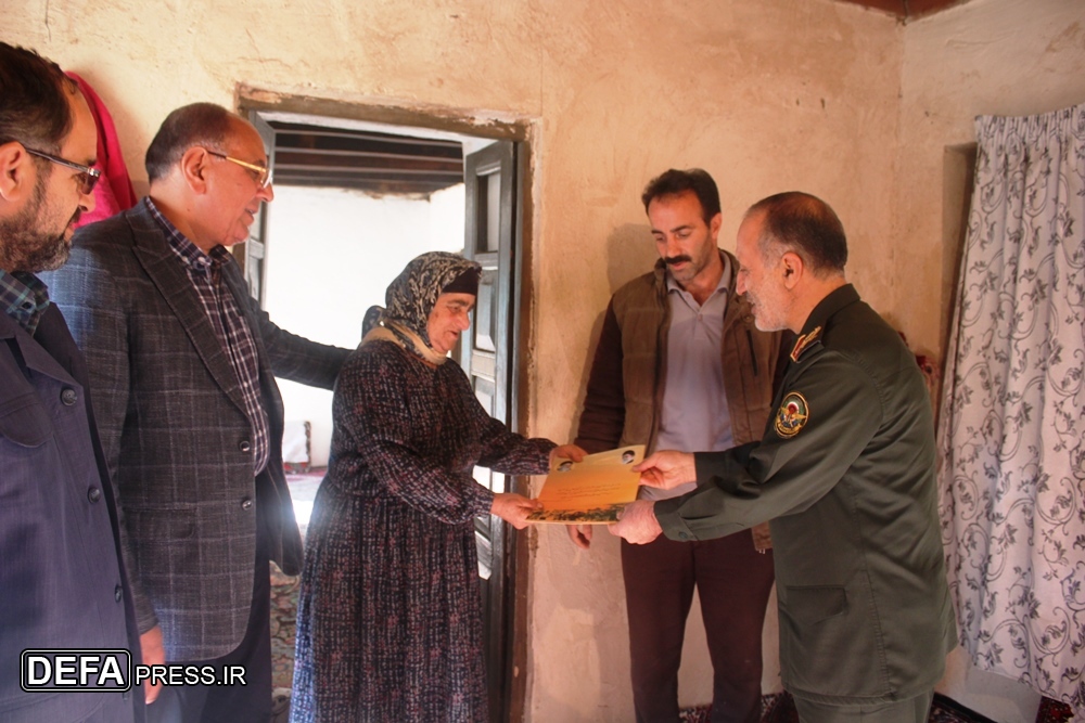 دیدار سردار «ملکی» با خانواده سرباز شهید «اسدی کنتایی» + تصاویر
