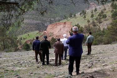 بازديد مسؤولان شهرستان چالوس از محل وقوع رانش زمين