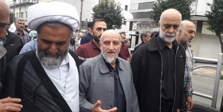 حضور پدر شهید علی فاضلی در راهپیمایی محکومیت حمله تروریستی به کشور + عکس