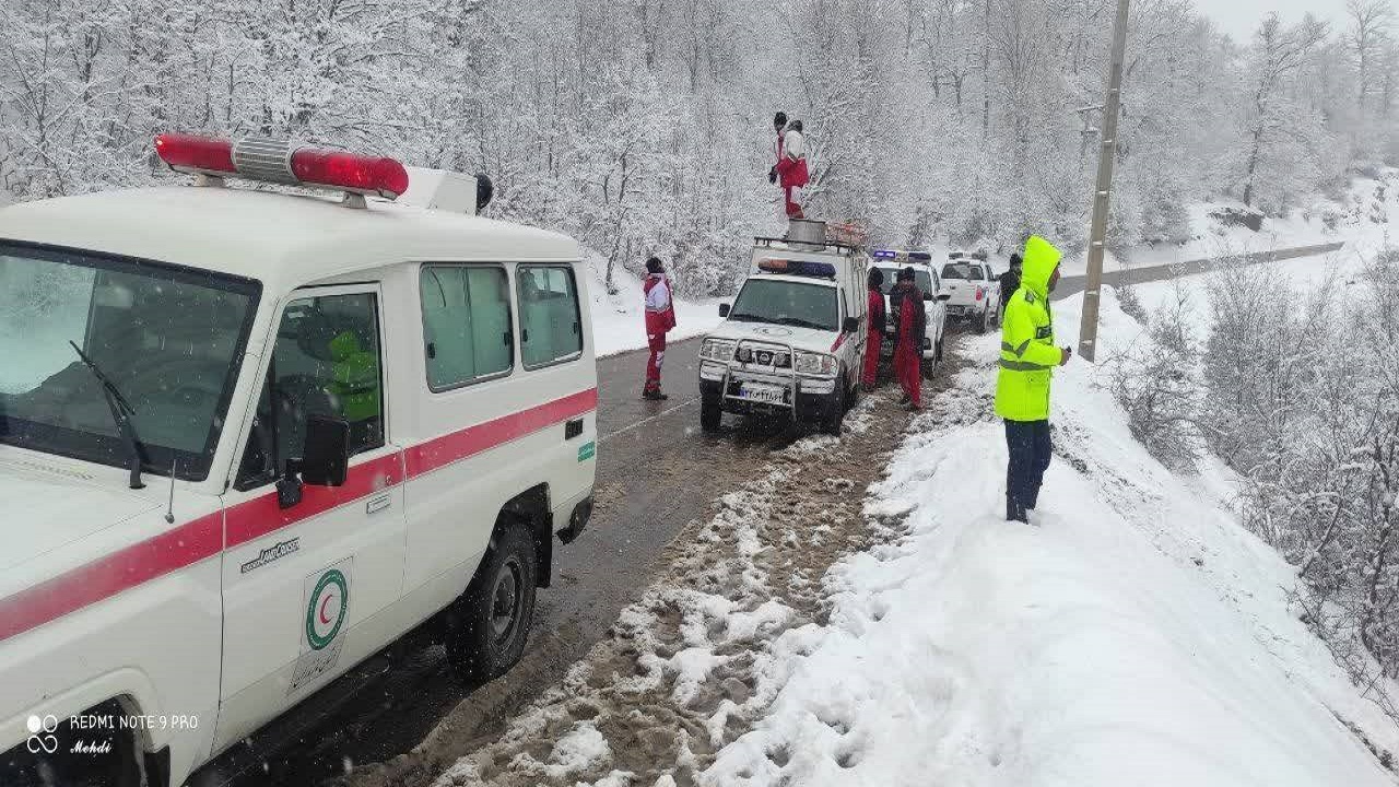 امدادرسانی هلال احمر به ۲۴۲ فرد گرفتار برف و کولاک در مازندران
