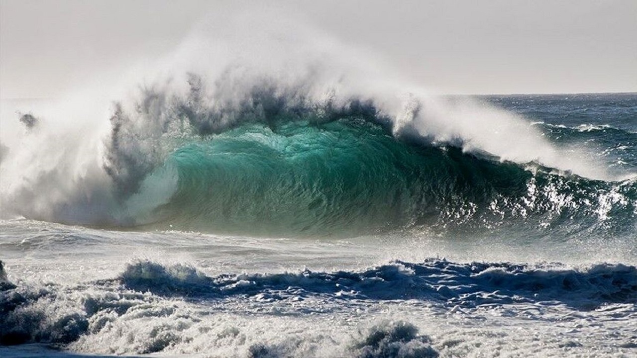 دریای خزر امروز مواج و طوفانی است