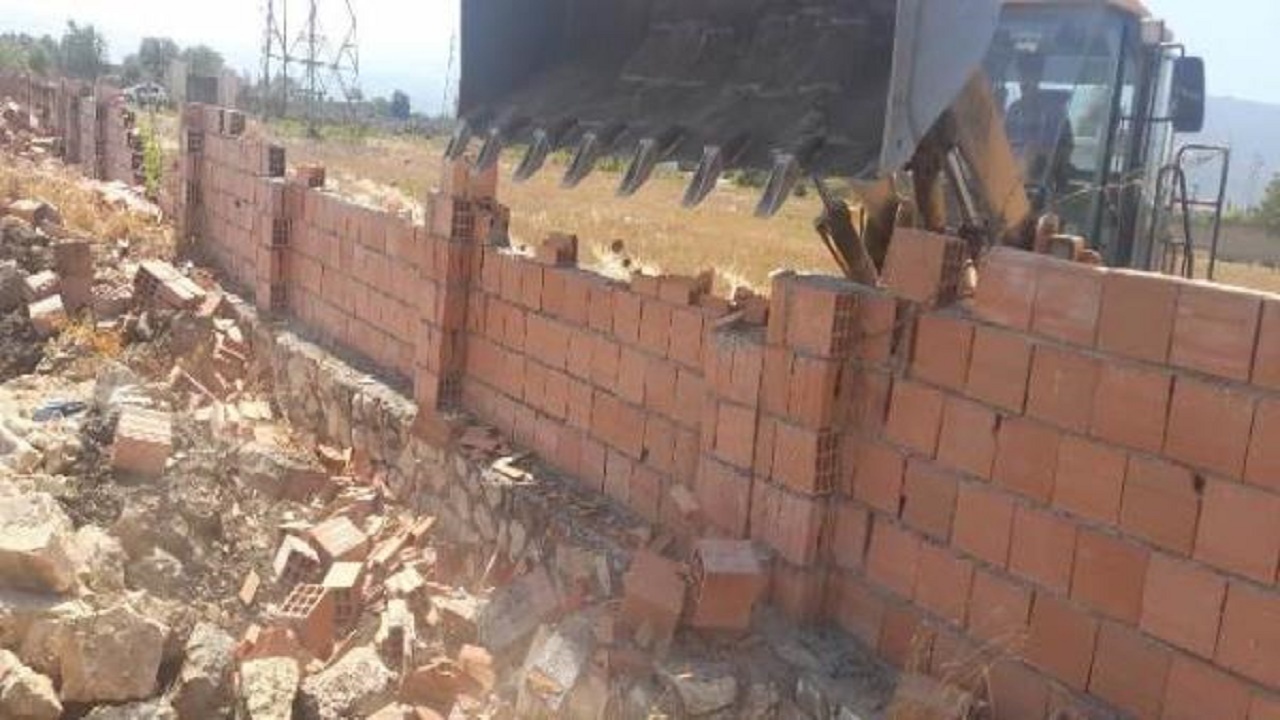 تخریب واحد‌های مسکونی و تجاری غیر مجاز در ساری