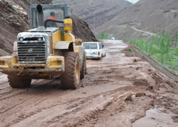 جاده کندوان همچنان مسدود است/تاکنون ۵ خودرو از گل و لای بیرون کشیده شدند