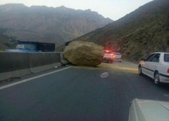 ریزش سنگ در محور کندوان خسارت نداشت