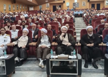 فرزندان خود را برای علم آموزی و رفتن به مدارس حوزه علمیه تشویق کنید