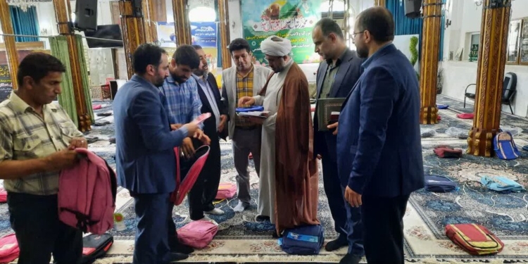 ۱۰۰۰ بسته لوازم التحریر بین دانش آموزان نیازمند آمل توزیع شد