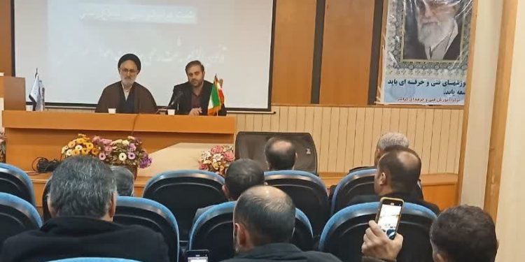 برگزاری نشست اطلاع رسانی قانون الزام به ثبت رسمی معاملات اموال غیر منقول در جمع دهیاران و مشاورین املاک بخش چهاردانگه