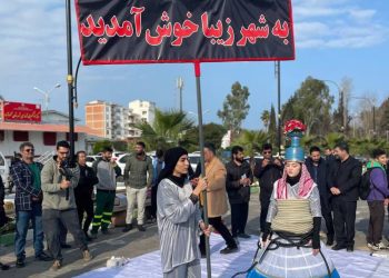 اکران نخستین جشنواره ملی تئاتر خیابانی «چترماه»در مازندران