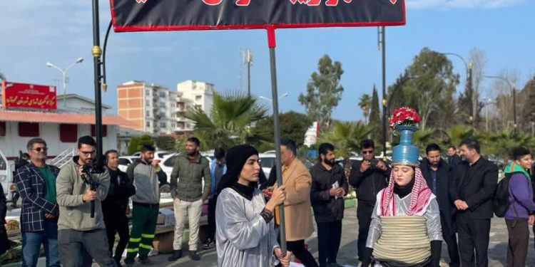 اکران نخستین جشنواره ملی تئاتر خیابانی «چترماه»در مازندران