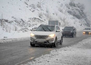 بارش برف در محور چالوس آغاز شد