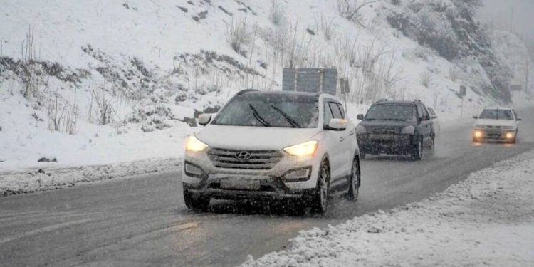 بارش برف در محور چالوس آغاز شد